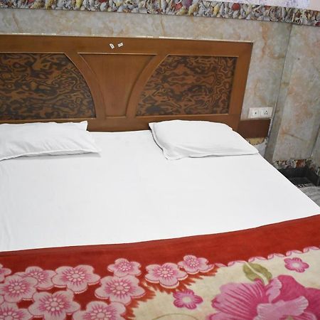 Hotel Shri Hari Palace By Wb Inn Vrindāvan Zewnętrze zdjęcie