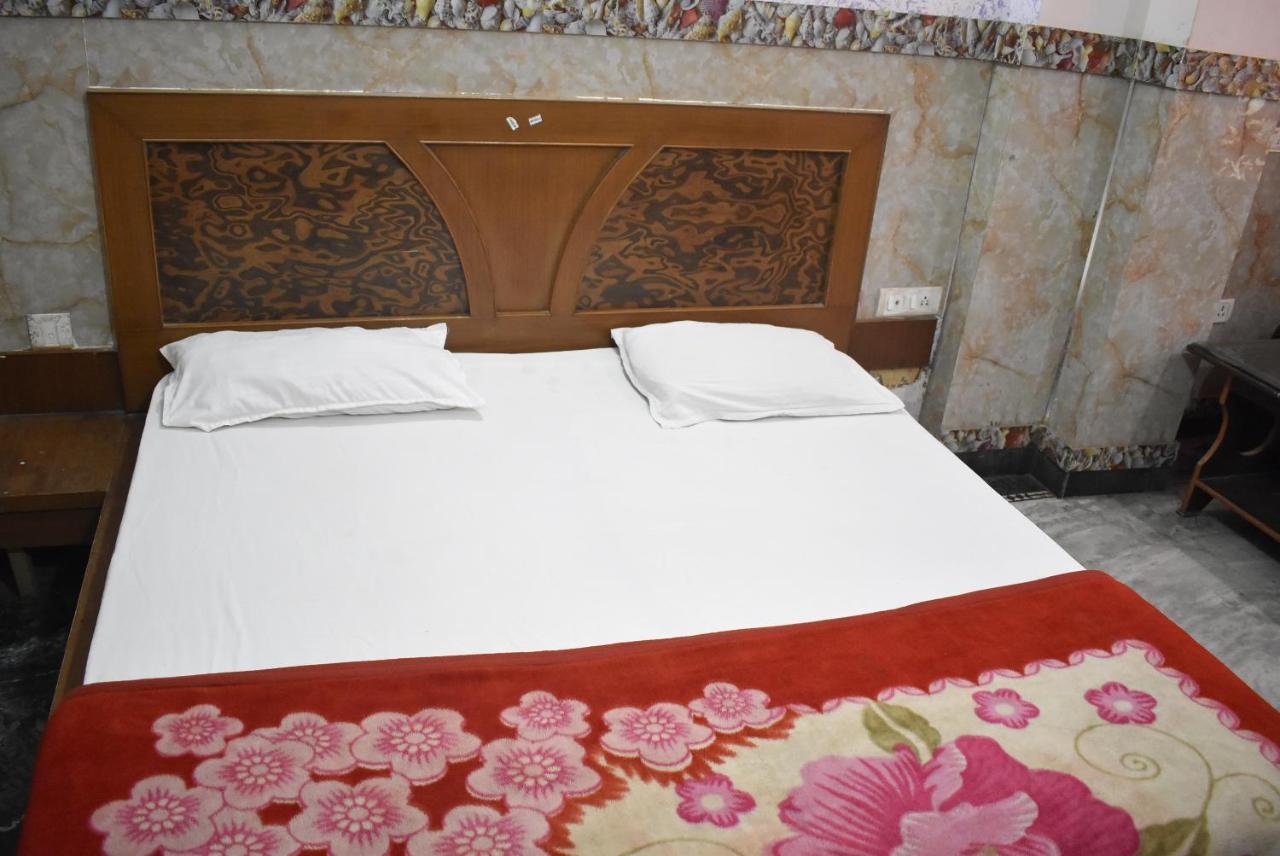 Hotel Shri Hari Palace By Wb Inn Vrindāvan Zewnętrze zdjęcie