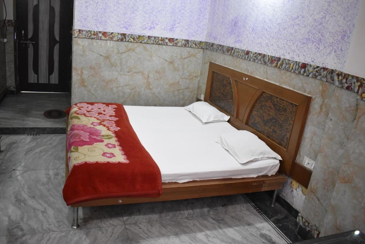 Hotel Shri Hari Palace By Wb Inn Vrindāvan Zewnętrze zdjęcie