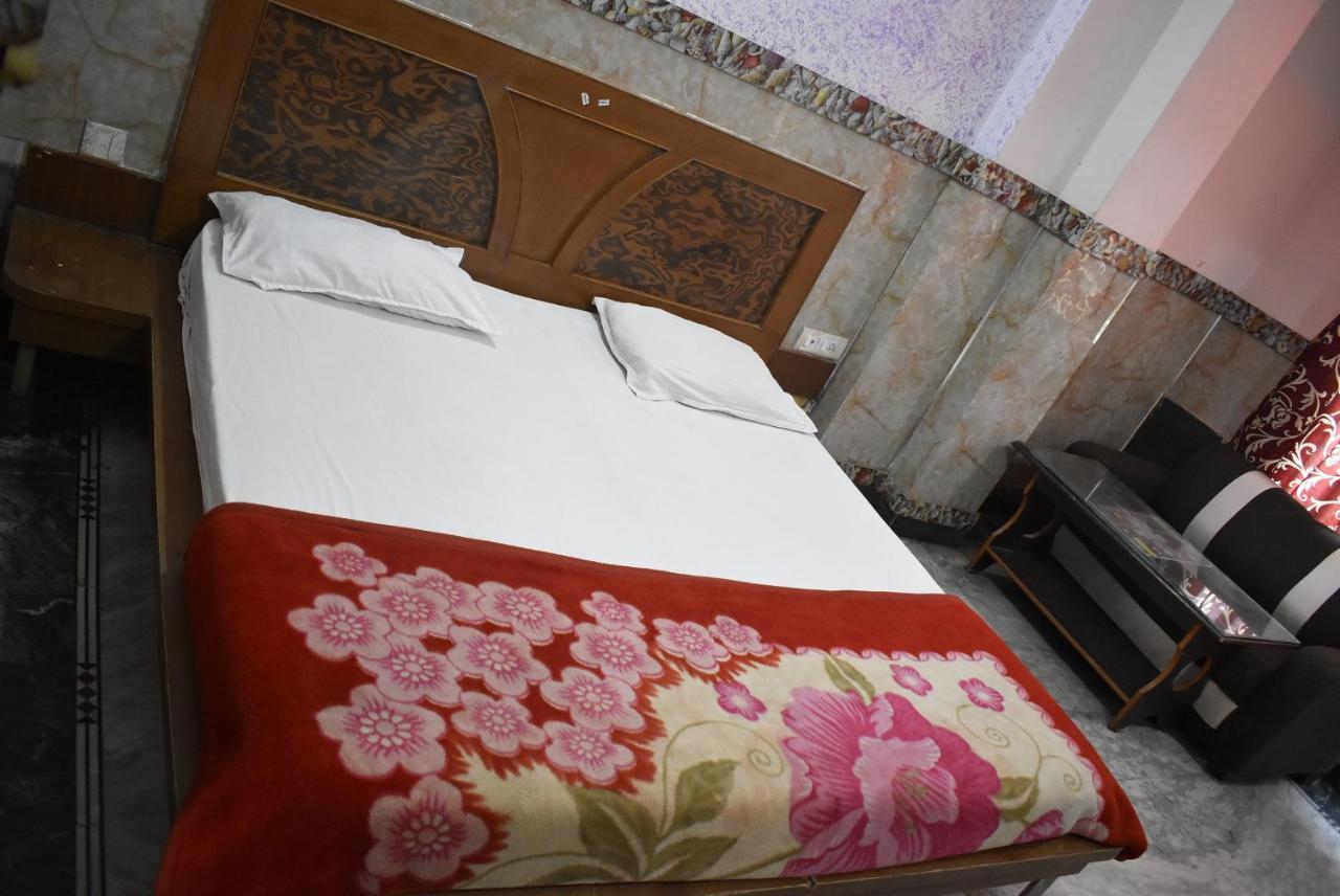 Hotel Shri Hari Palace By Wb Inn Vrindāvan Zewnętrze zdjęcie